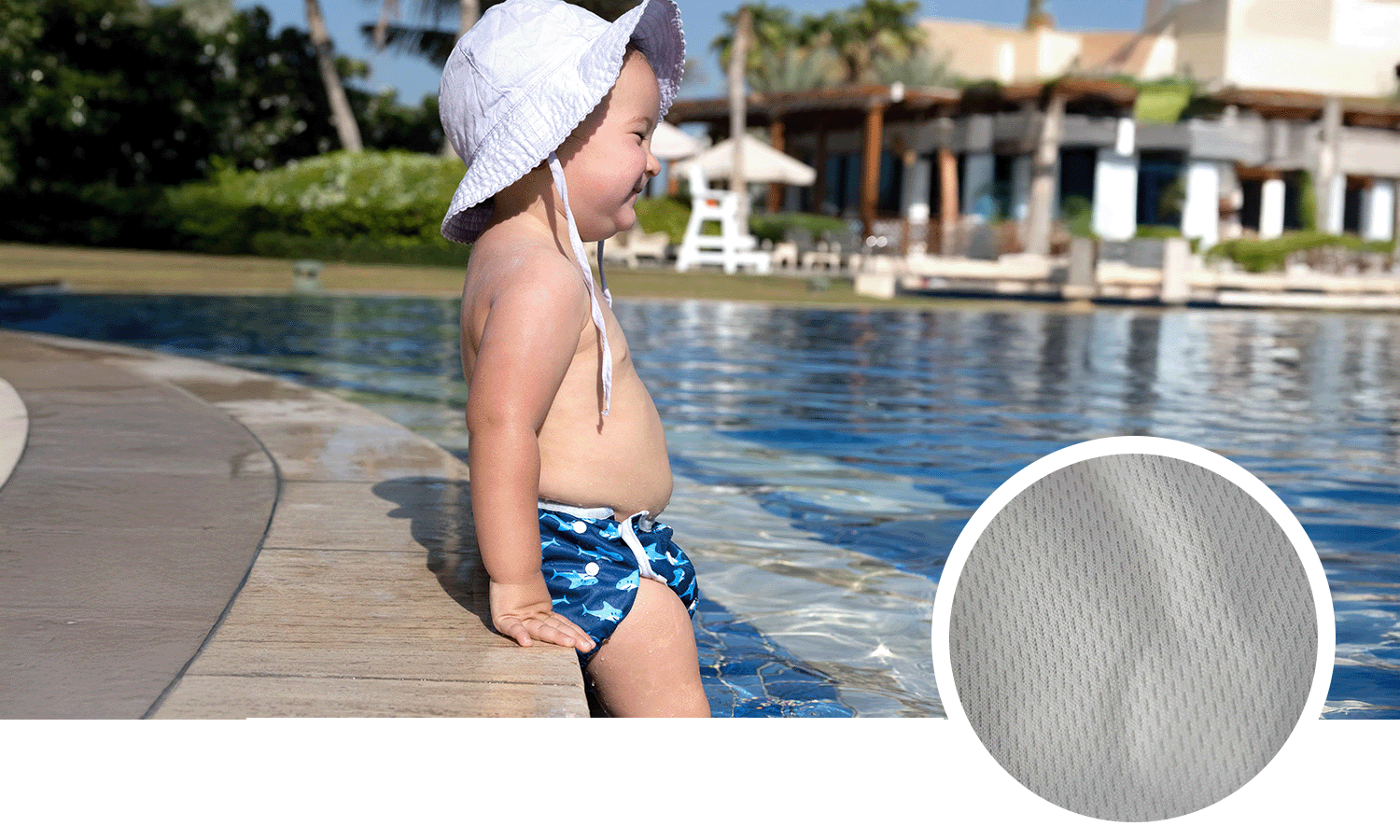 Baby sitzt am Poolrand und trägt eine blaue Schwimmwindel mit Hai-Motiven. Unten rechts im Bild zeigt ein Kreis das weiche und saugfähige Innenmaterial der Windel.