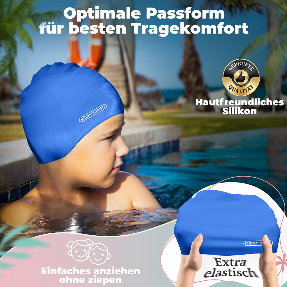 Lächelndes Kind an einem Beckenrand mit einer blauen Kinderbadekappe. Text im Bild: Optimale Passform für besten Tragekomfort. Einfaches anziehen ohne ziepen