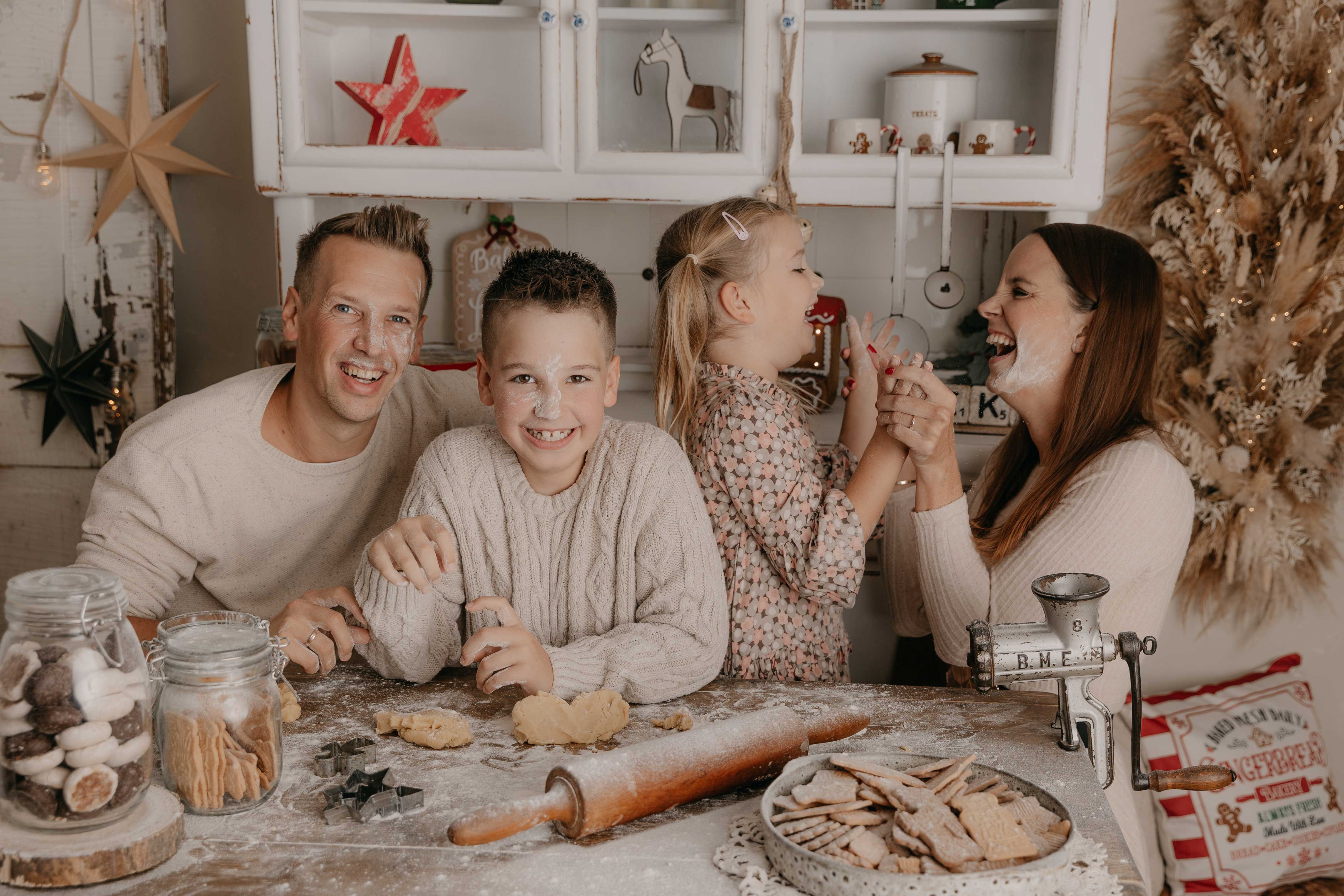 Familie der Gründer und Gründerin in weihnachtlicher Umgebung am Backen