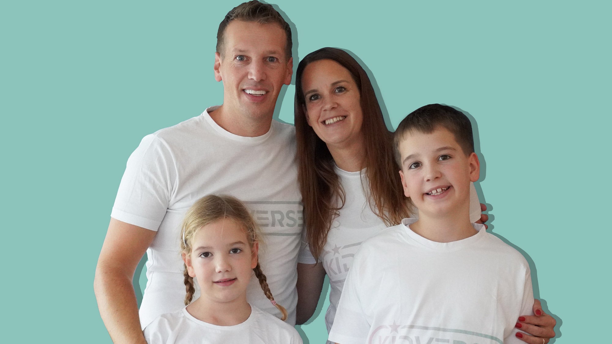 Die Gründer und Gründerin von Kidverse mit ihren beiden Kindern vor einem grünen Hintergrund