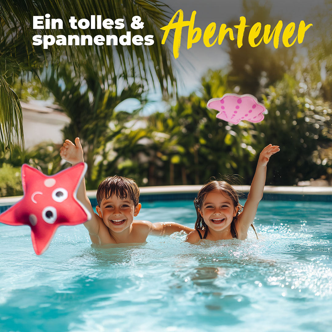 Zwei Kinder werfen im Pool die Tauchspielzeuge ins Wasser. Text: Ein tolles & spannendes Abenteuer
