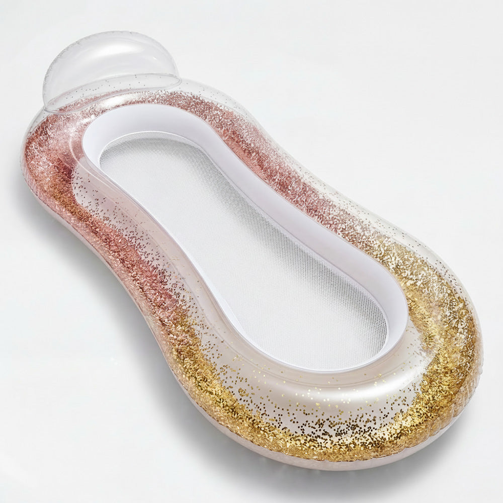Aufblasbare Schwimmmatratze mit Glitzerpartikel auf weißem Hintergrund