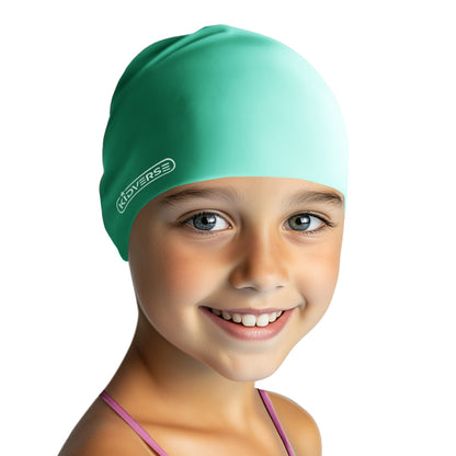 Kind lächelt fröhlich und trägt eine Kinderbadekappe in der Farbe Mint