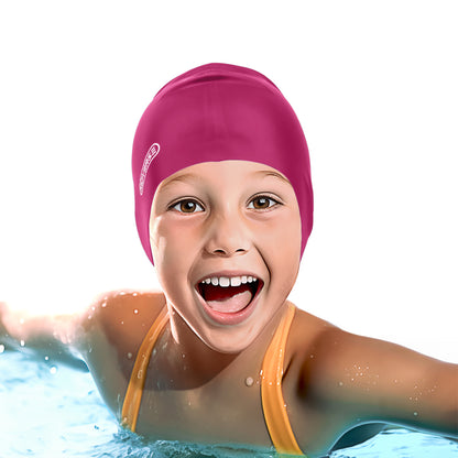 Kind lächelt fröhlich und trägt eine Kinderbadekappe in der Farbe Pink