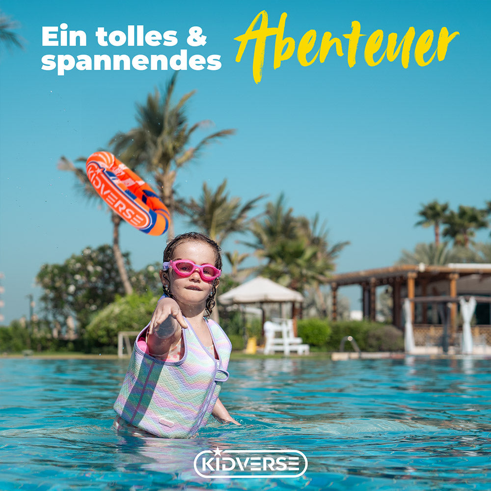 Ein Kind wirft im Pool die Tauchringe ins Wasser. Text: Ein tolles & spannendes Abenteuer