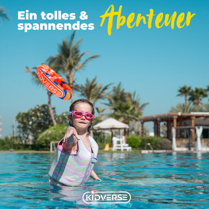 Ein Kind wirft im Pool die Tauchringe ins Wasser. Text: Ein tolles & spannendes Abenteuer